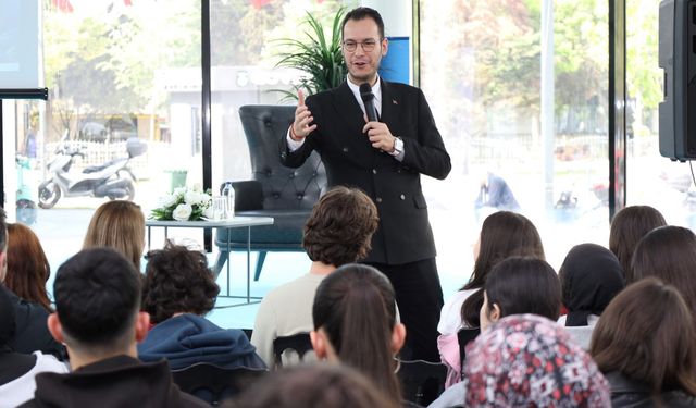 Profesörden yapay zeka uyarısı: "Mesajlarınız okunuyor, analiz ediliyor"