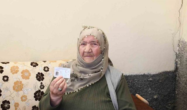 114 yaşındaki Makbule Nine’ye sağlık ekiplerinden doğum günü sürprizi