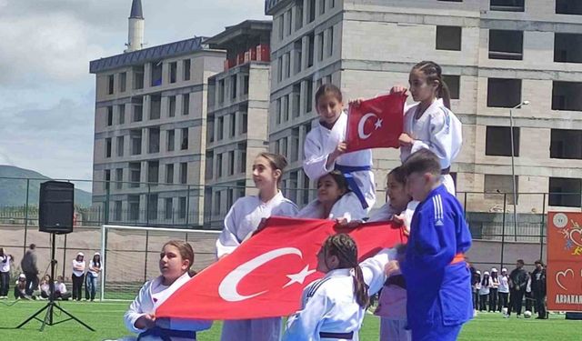 19 Mayıs Atatürk’ü Anma, Gençlik ve Spor Bayramı Ardahan’da coşkuyla kutlandı