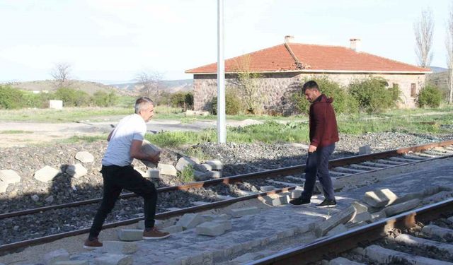 6 aydır paralarını alamadıklarını iddia eden ustalar, yaptıkları yoldaki taşları söktü