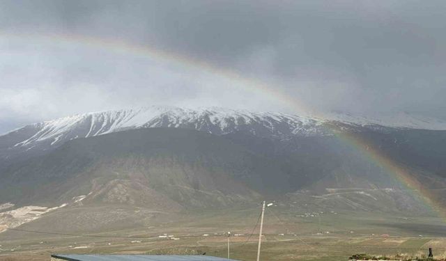 Ağrı Dağı eteklerinde gökkuşağı güzelliği