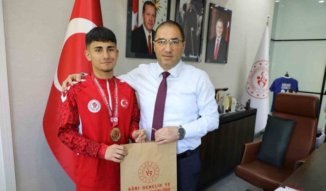 Ağrı Gençlik ve Spor İl Müdürü Çelebi, şampiyon sporcuyu tebrik etti