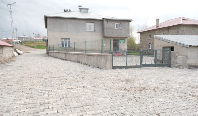 Ağrı’nın Çakıroba köyünde 3.500 metrekarelik kilit parke taşı çalışması tamamlandı