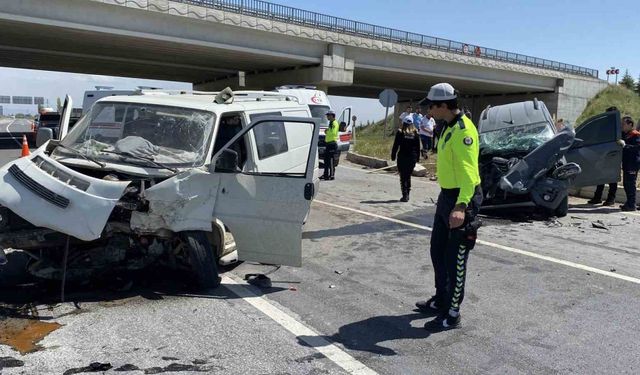 Aksaray’da minibüs ile hafif ticari araç çarpıştı: 3 yaralı