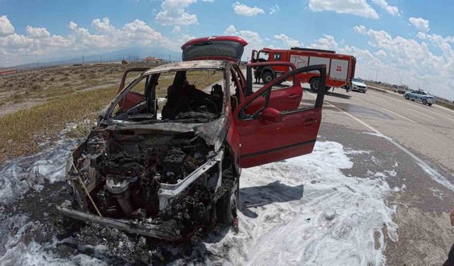 Aksaray’da yanan otomobil hurdaya döndü