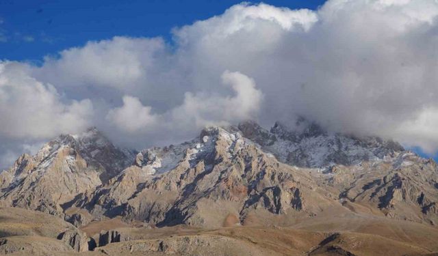 Aladağlar’da zirve tırmanışı yapan dağcılar erkek cesedi buldu