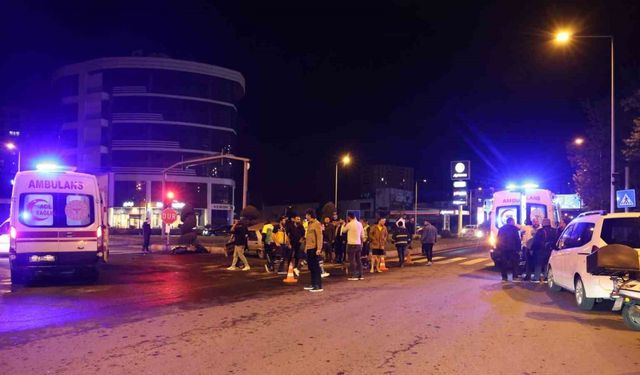 Alkollü otomobil sürücüsü motosiklete çarptı: 1 ağır, 3 yaralı