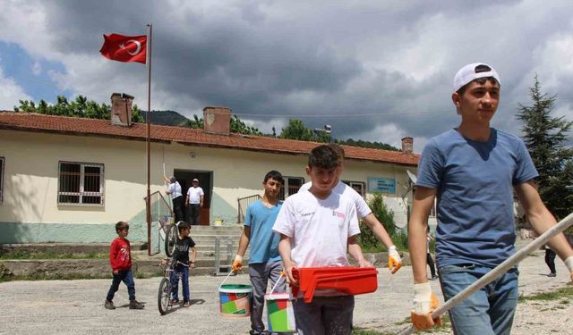 Amasya’da köy okulunu liselilerin ‘tamir takımı’ boyadı