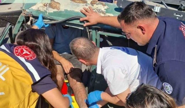 Araçta sıkışan vatandaşı itfaiye ekipleri kurtardı