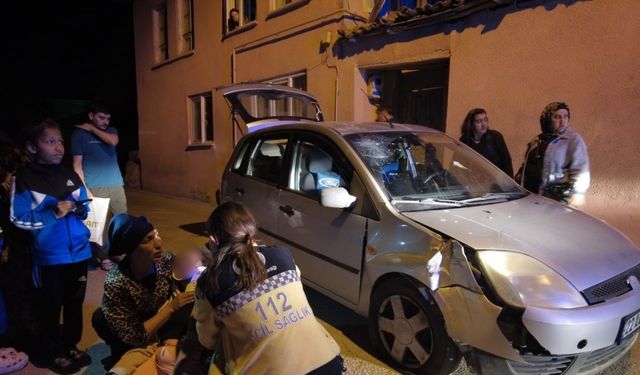 Arka koltukta oturan çocukların sorusuna cevap verdiği an kaza beraberinde geldi