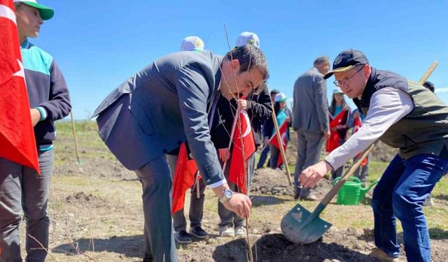 Arpaçay’da meyve fidanları toprakla buluştu