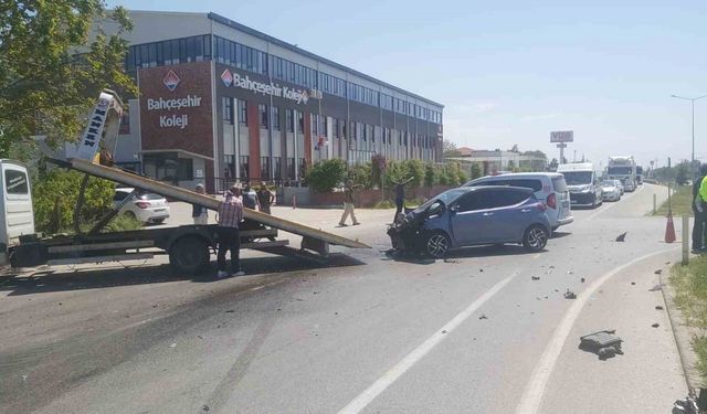 Askeri araçla otomobil çarpıştı: 3’ü askeri personel 4 kişi yaralandı