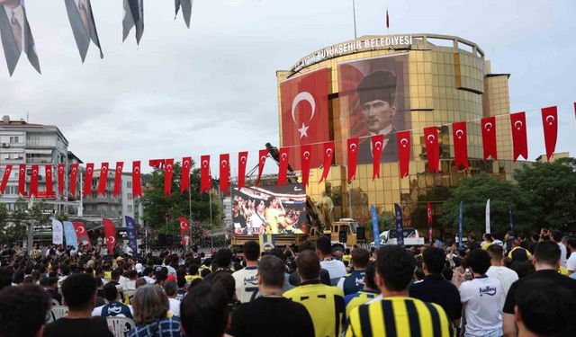 Aydın Büyükşehir’in kurduğu dev ekranda izlediler, şampiyonluğu kutladılar