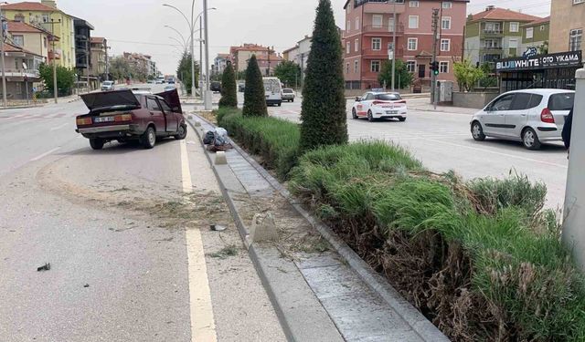 Aydınlatma direğine çarpan otomobil orta refüjü aşarak karşı şeride geçti
