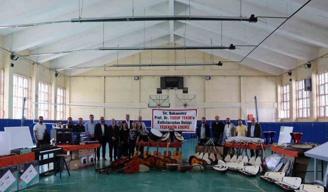 Bakan Tekin’den Oltu’daki okullara malzeme desteği