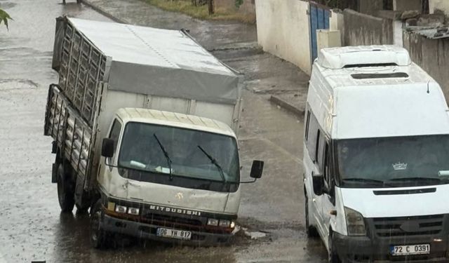 Batman’da altyapı çalışması sonrası yol çöktü: Seyir halindeki kamyonet zarar gördü