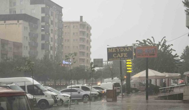 Batman’da dolu yağışı balkon kapısını mermi gibi deldi