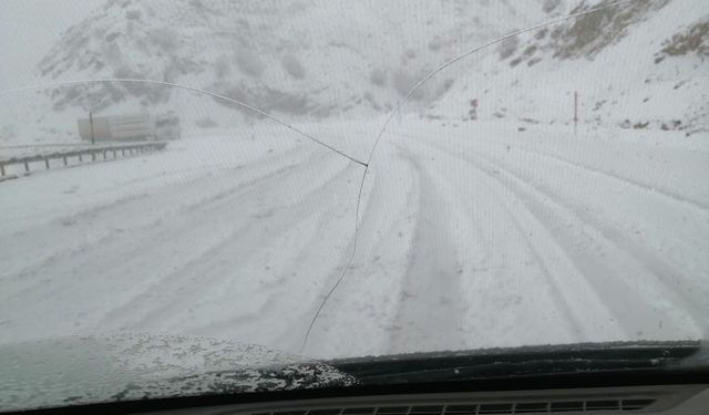 Bingöl’de mayıs ortasında kar sürprizi: Araçlar yolda kaldı