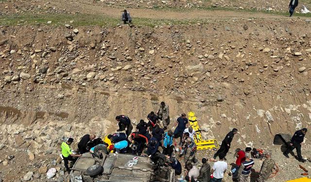 Bingöl’de otomobil dereye uçtu: 7 yaralı