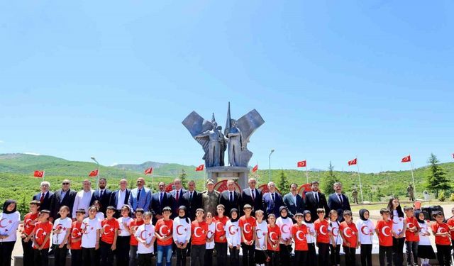 Bingöl’de PKK’lı teröristler tarafından şehit edilen 33 er anıldı