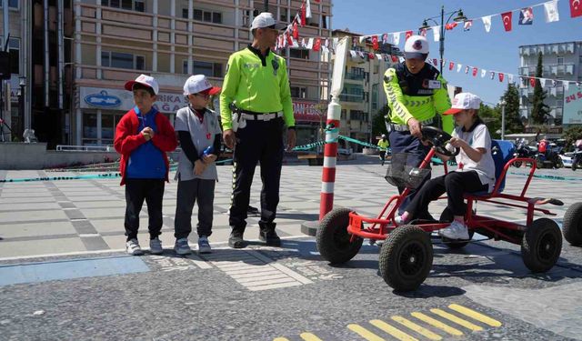 Burdur’da çocuklara uygulamalı trafik eğitimi verildi