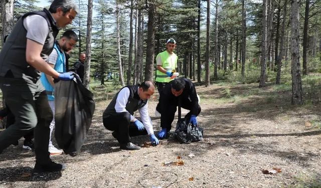 Çankırı’da protokol ve vatandaşlar ormanlarda çöp topladı
