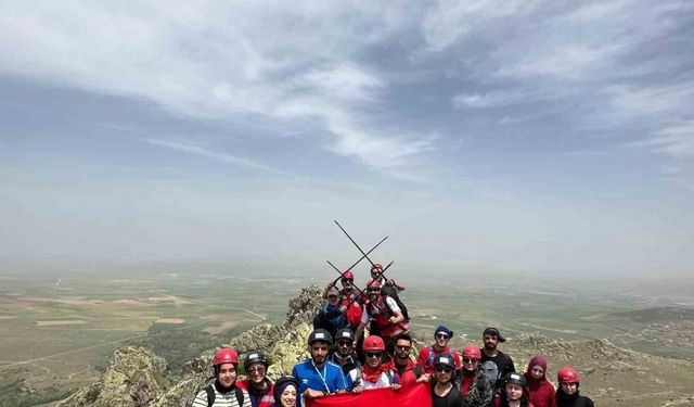 Dağcılar 19 Mayıs’ı bin 530 rakımlı zirvede kutladı