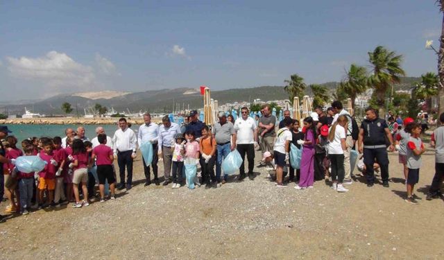 Dalgıçlar denizde , öğrenciler sahilde temizlik yaptı