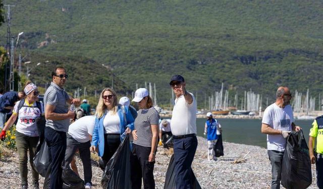 Datça’da gönüllüler çevre temizliği yaptı, 2 ton çöp toplandı