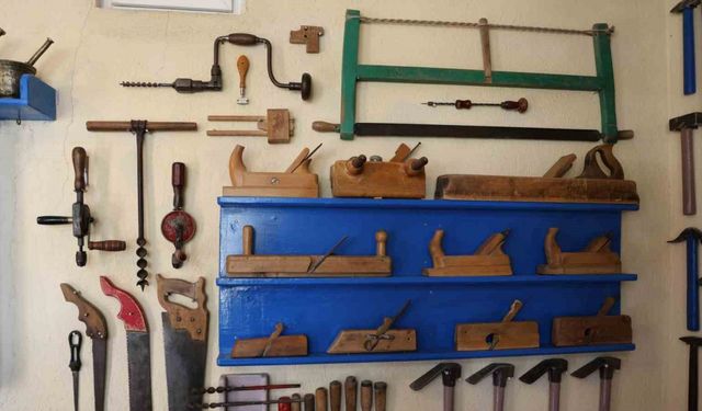 Dedesinden kalan eşyalardan koleksiyon oluşturdu