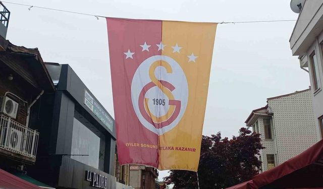 Edirne’de erken kutlama: Dev Galatasaray bayrağı Saraçlar Caddesi’ne asıldı