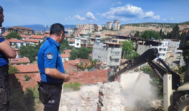 Edremit’te metruk binalar yıkılıyor