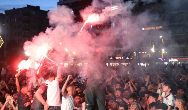 Elazığ’da nefesler tutuldu: Taraftarlar Elazığspor maçı için dev ekran başına geçti