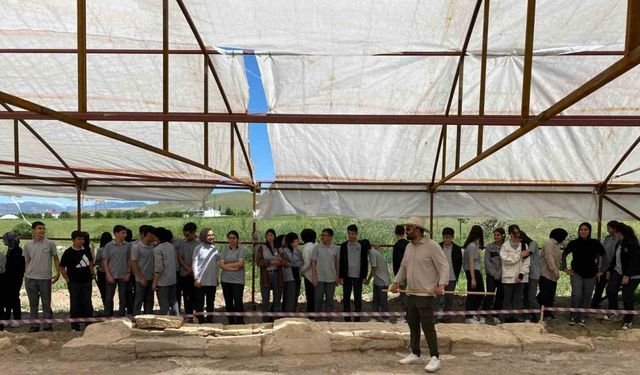 Elazığ’da öğrenciler tarihi mozaiği inceledi