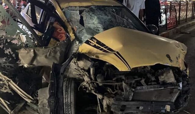 Elazığ’da otomobil refüjdeki bariyerlere çarptı: 1 yaralı