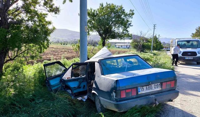 Elektrik direğine çarpan Tofaş hurdaya döndü: 2 yaralı