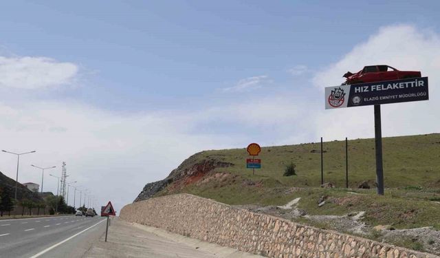 Emniyetten anlamlı uyarı: Yol kenarına yerleştirilen kazalı araç, sürücüleri yavaşlattı