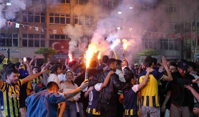EuroLeague final maçını dev ekranda izleyen Burdurlular şampiyonluğu doyasıya kutladı
