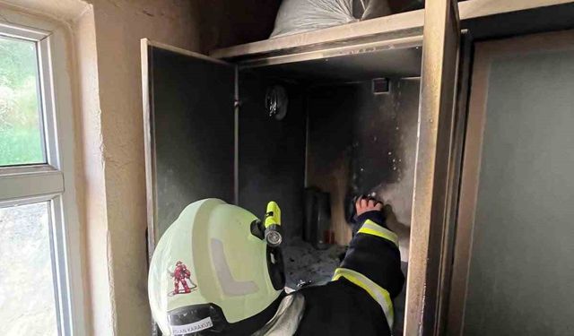 Evin mutfağında çıkan yangın paniğe neden oldu