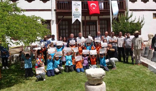 Geleceğin arkeologları olan minikler, Yozgat Müzesi’nde örnek kazı yaptı