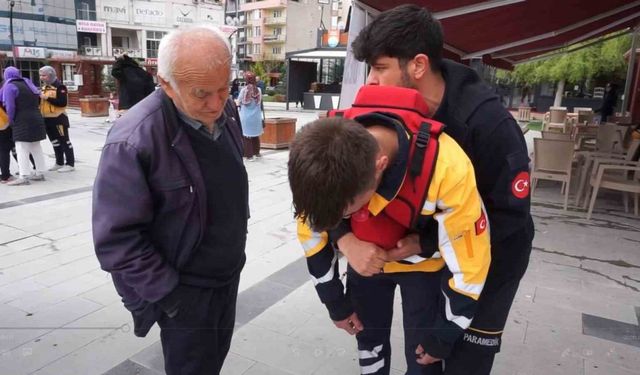 Gençler hayat kurtarmayı öğretti, vatandaşlar uygulamalı ilk yardım dersi aldı