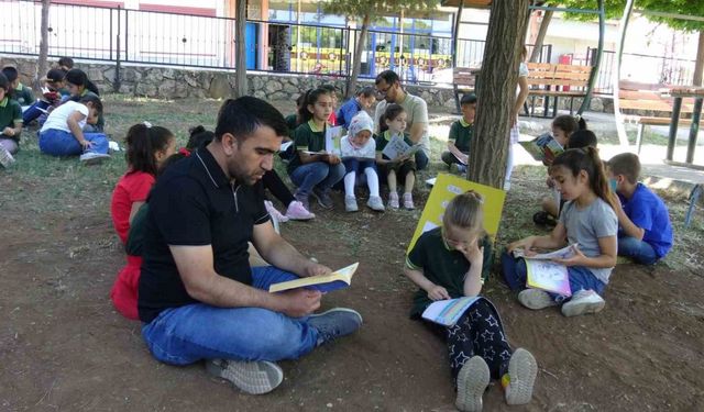 Gercüş’te öğrenciler anne, baba ve öğretmenleriyle kitap okudu