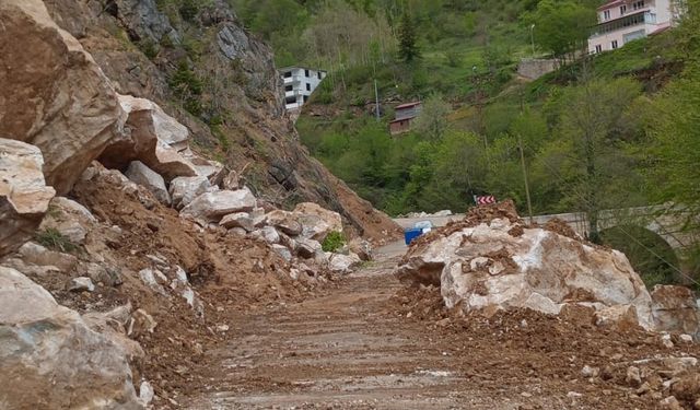 Giresun’da heyelan nedeniyle kapanan yol kontrollü olarak ulaşıma açıldı