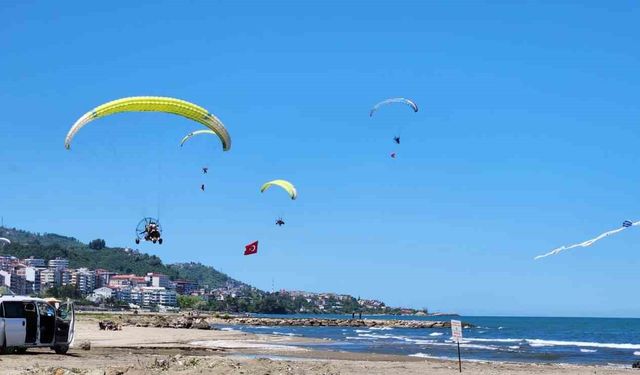 Giresun’da paramotor gösterisi nefes kesti