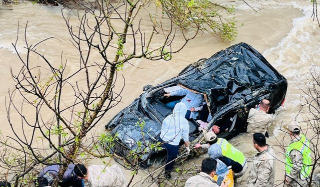 Gümüşhane’de otomobil dereye uçtu aynı aileden 1 çocuk öldü, 4 kişi yaralandı
