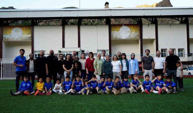 Gümüşhane’de tribünlere anne eli değiyor