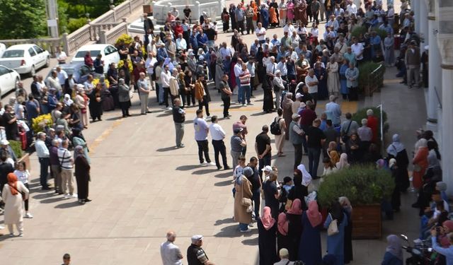 Hacı adayları kutsal topraklara dualarla uğurlandılar