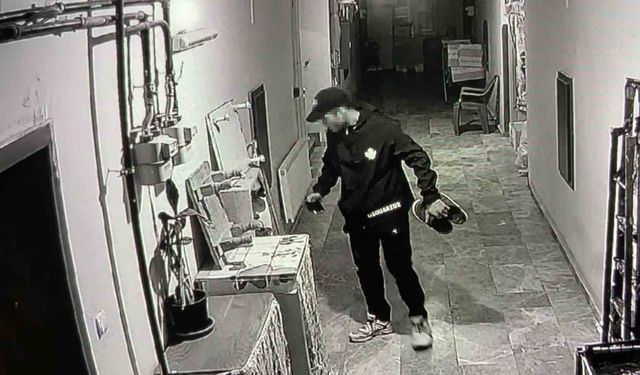 Havluyu kokladı, ayakkabıları seçti, beğendiklerini poşetleyip gitti