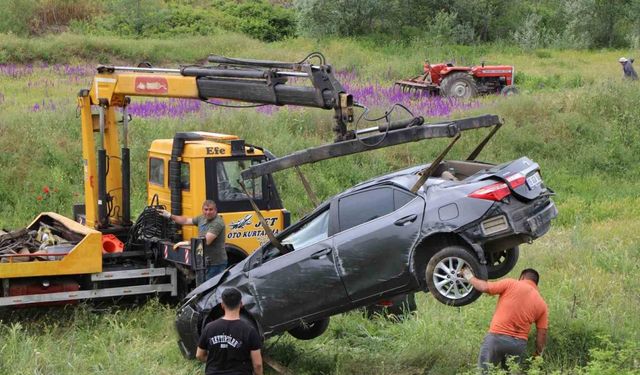 Hızla ilerleyen otomobil önündeki araca çarparak şarampole uçtu