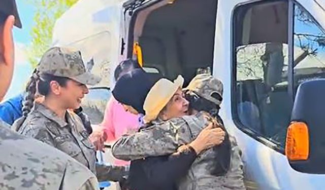 Huzurevi sakinlerinden jandarmaya Anneler Günü ziyareti